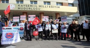 Tüm Eğitim Çalışanları Sendikası (TEÇ-SEN) Kayseri Şubesi üyeleri, İl Milli Eğitim Müdürlüğü önünde eylem yaptı.