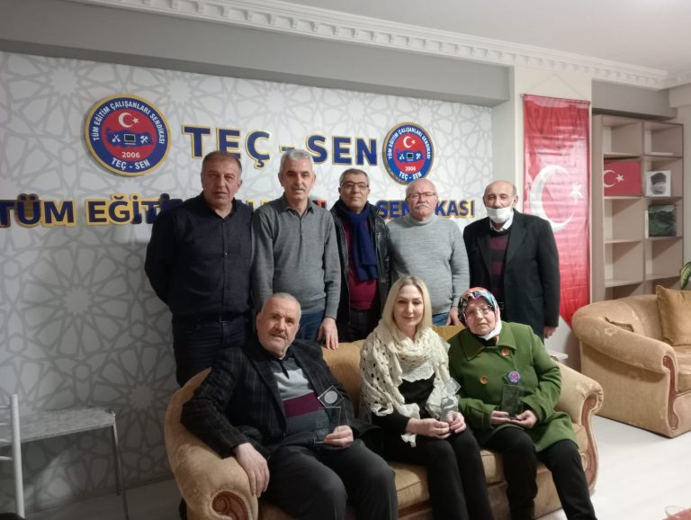 Emekli Olan Üyelerimize Plaket Verildi.